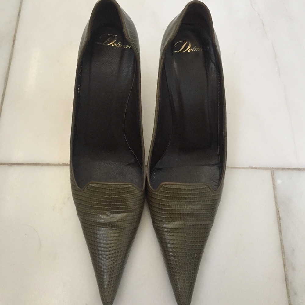 Heel pointe Delman shoe